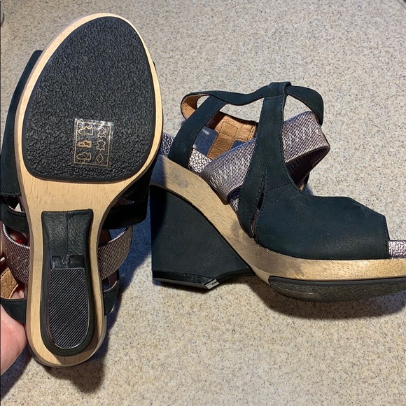 Aldo Suede and Wood Trim Wedges Size 8 - Picture 4 of 8